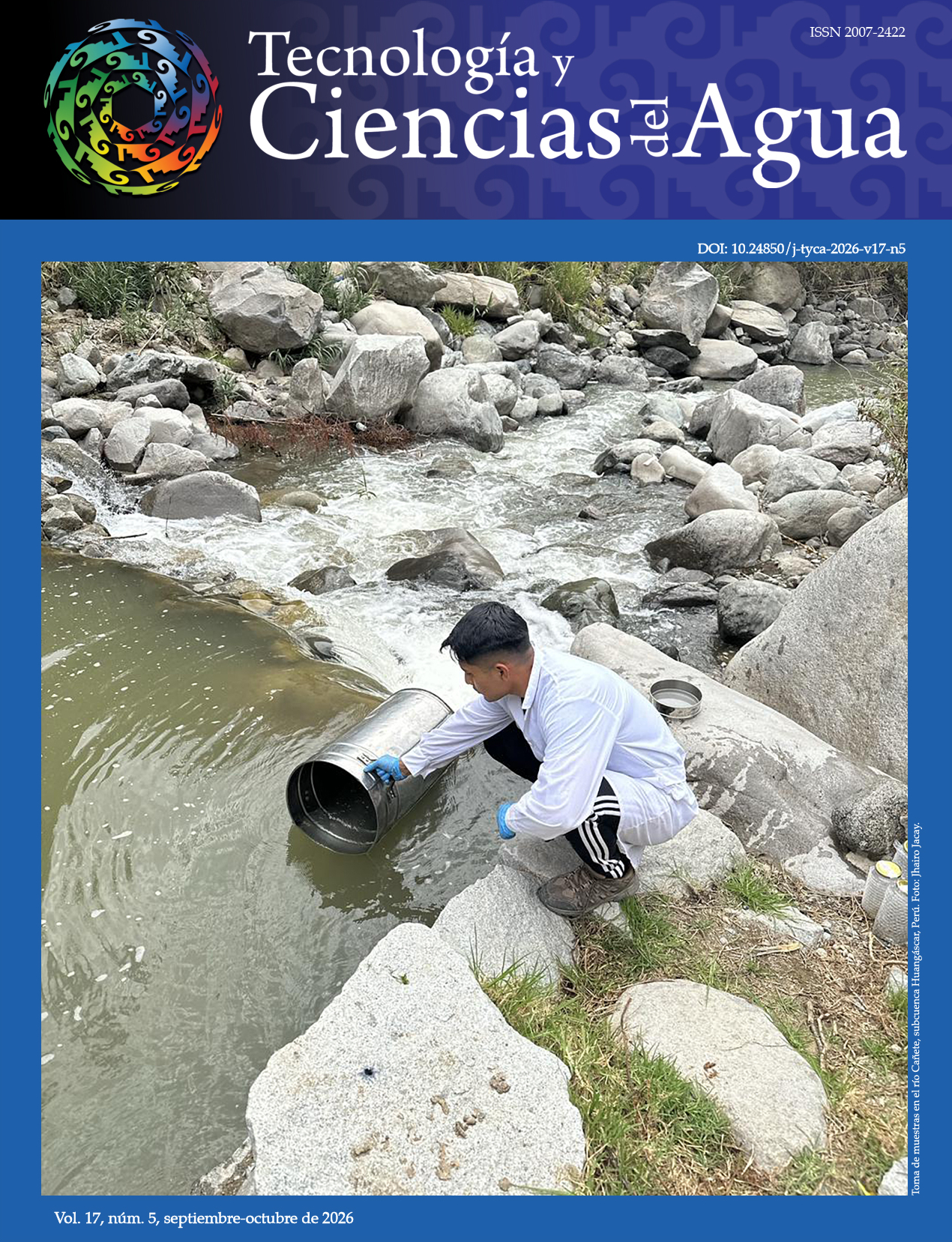 Portada de la revista "Tecnología y ciencias del agua", Vol. 17, núm. 5, septiembre-octubre de 2026, ISSN 2007-2422, DOI: 10.24850/j-tyca-2026-v17-n5. La imagen fotográfica central muestra a un joven investigador en campo, vestido con bata blanca y guantes azules, acuclillado sobre una gran roca en el cauce de un río, sumergiendo cuidadosamente un dispositivo cilíndrico metálico para tomar una muestra del agua que fluye entre las piedras. El margen derecho incluye el texto: "Toma de muestras en el río Cañete, subcuenca Huangáscar, Perú. Foto: Jairo Jacay."